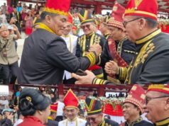 Kenakan Pakaian Adat, Bupati JG Hadiri Peringatan Peristiwa Merah Putih di Lapangan Koni