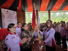 Ini Harapan VAR Usai Serahkan Pataka ke Ketua DPC Srikandi Jaga Desa Minut